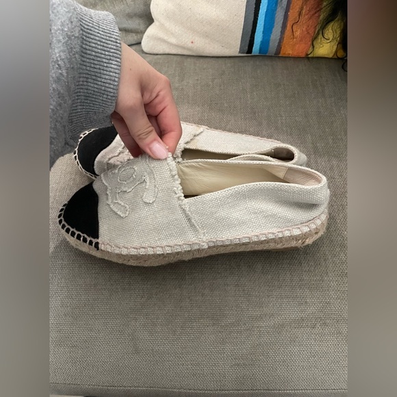 Excellent Condition Chanel White & Black Size 5 Espadrilles. 💕 - Picture 3 of 13